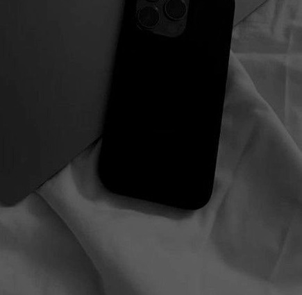 Imagem ilustrativa de celular preto sobre tecido